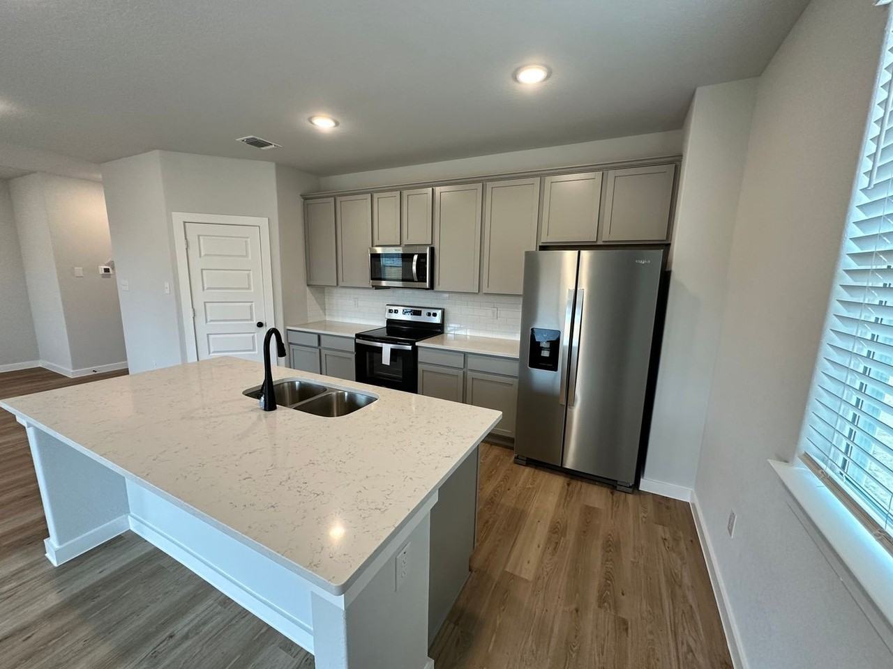 14607 Emerio Dr - Photo 4 of 25