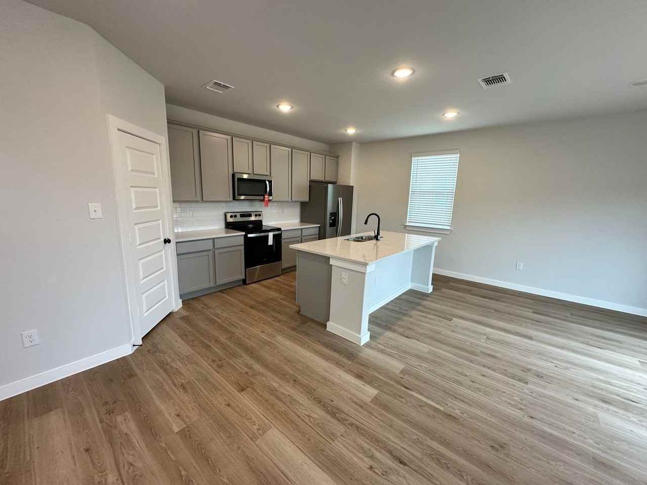 14607 Emerio Dr - Photo 5 of 25