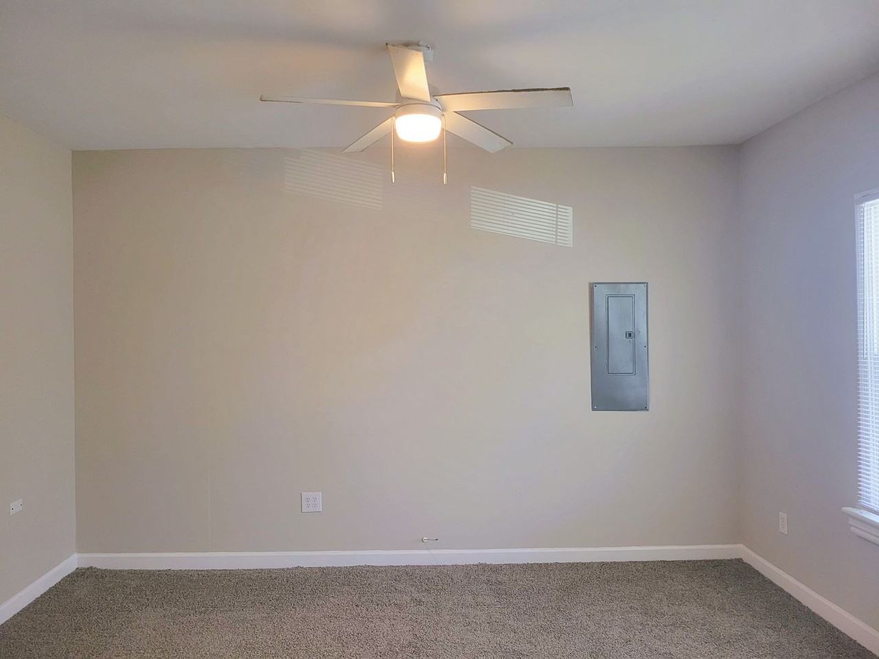 1709 Everett St - Photo 3 of 18