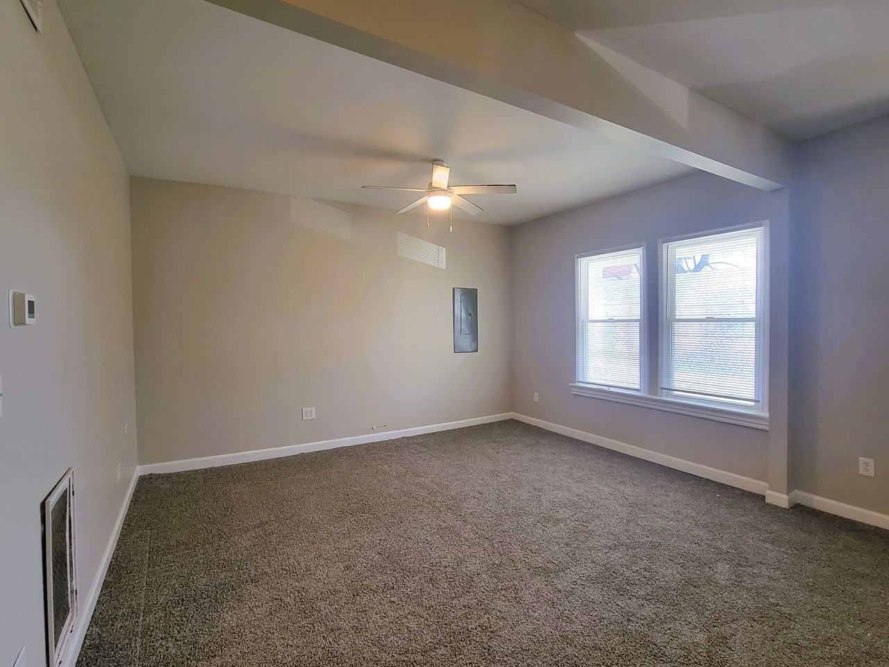 1709 Everett St - Photo 4 of 18