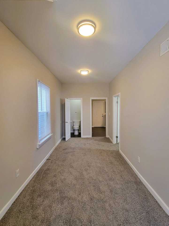 1709 Everett St - Photo 5 of 18