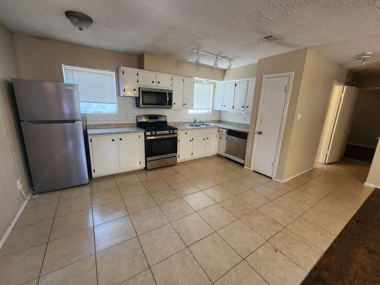 610 Genard St - Photo 5 of 14