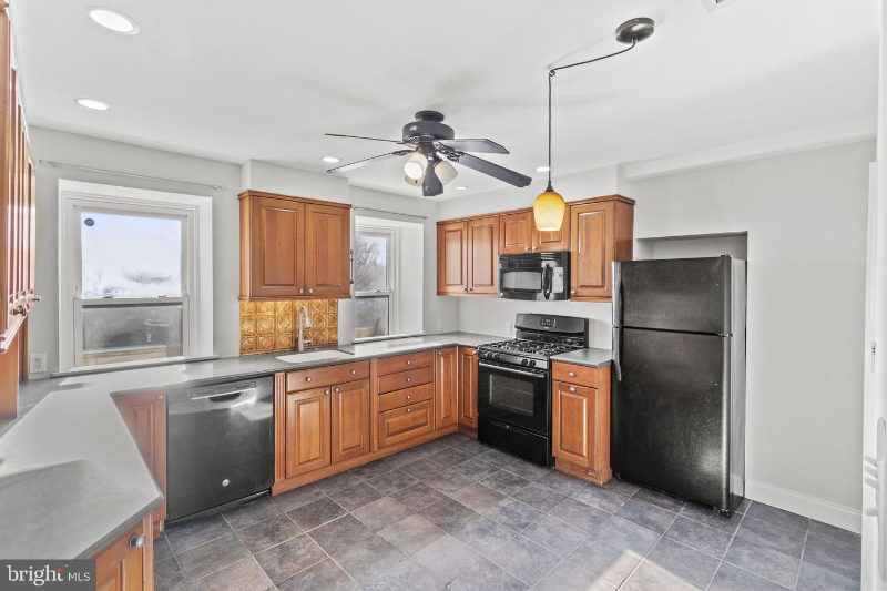 625 Summit St - Photo 2 of 14