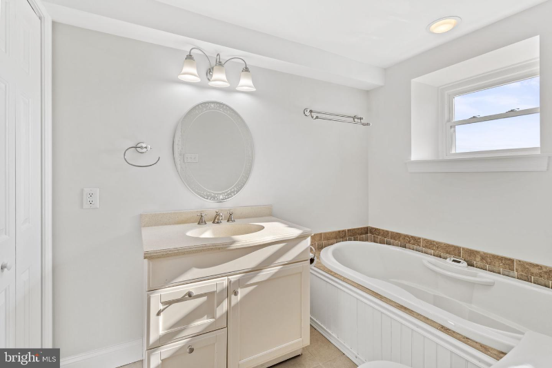 625 Summit St - Photo 6 of 14