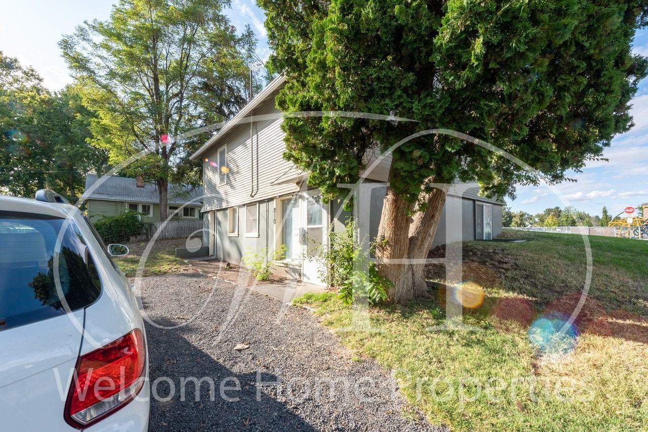 210 Se Birch Ave - Photo 3 of 13
