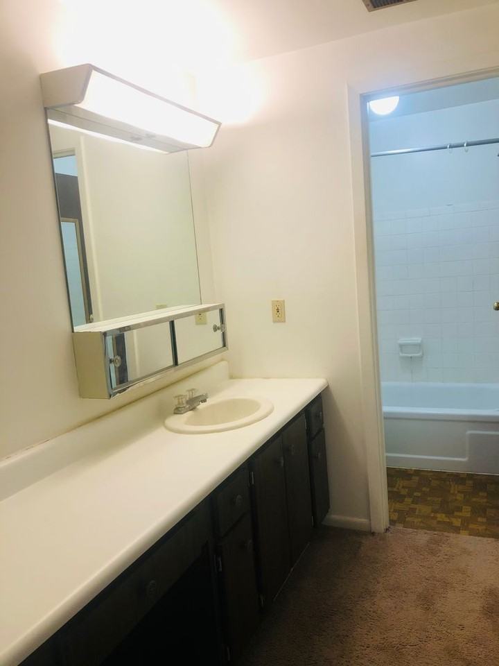 2028 Summit St - Photo 3 of 10