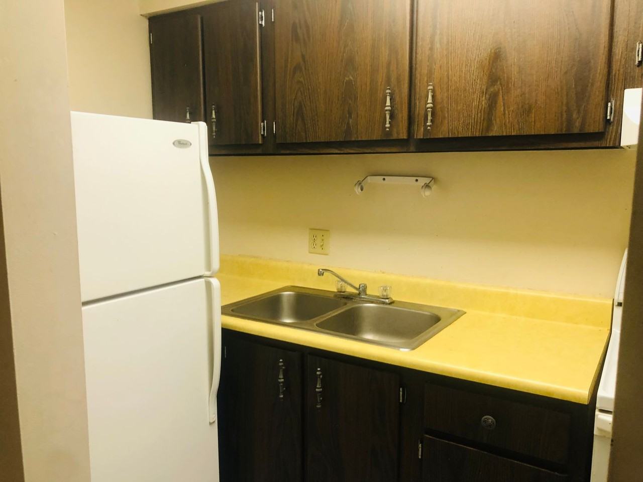 2028 Summit St - Photo 7 of 10