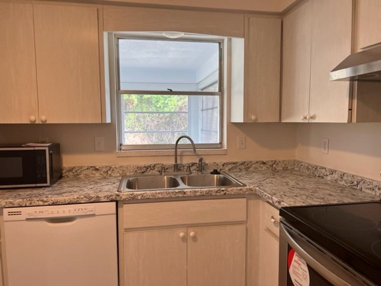 253 Alsace Ave - Photo 6 of 22