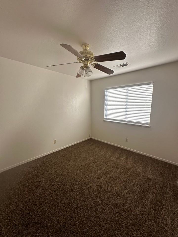 1708 E Beech Ave - Photo 4 of 10