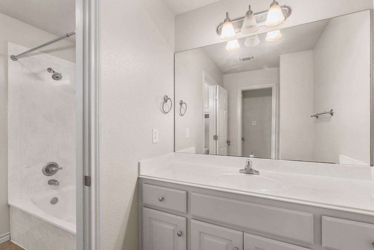 210 Sterling St - Photo 6 of 16