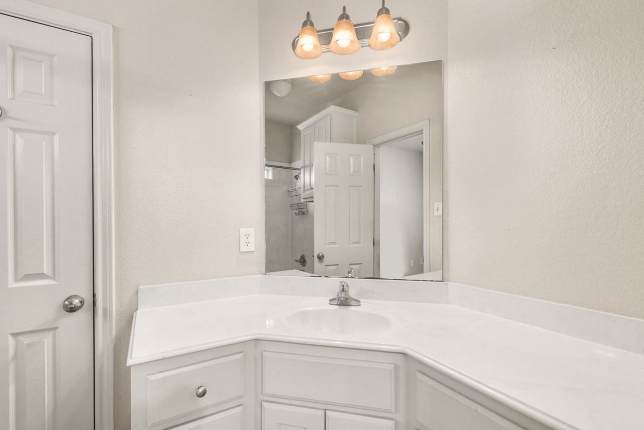 210 Sterling St - Photo 5 of 16