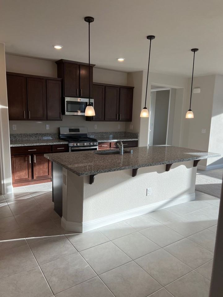 1123 Iron King Dr - Photo 4 of 15