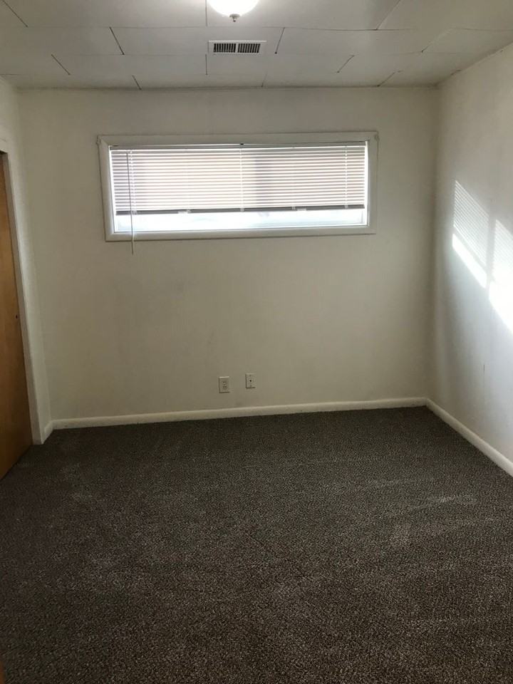 136 Ne B St - Photo 3 of 8