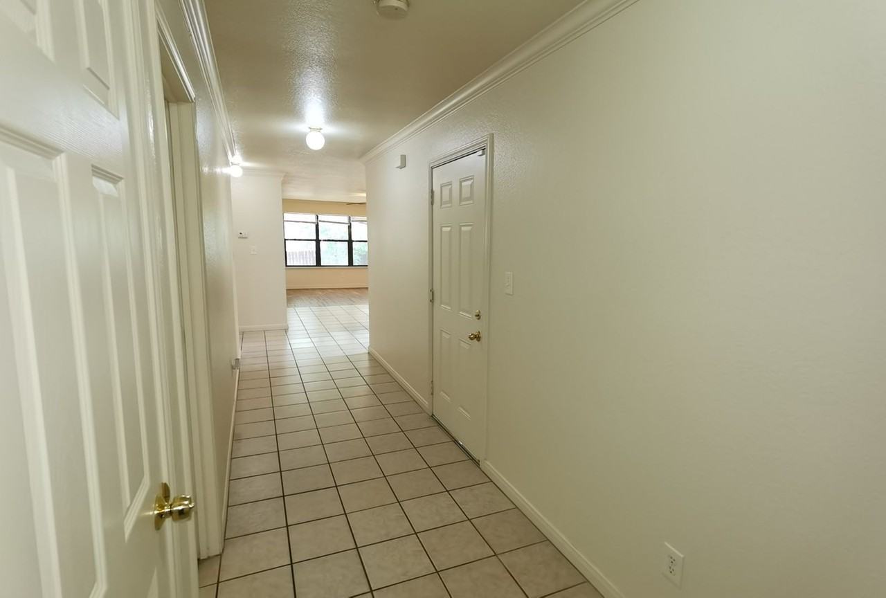 1013/1015 Boling Brook - Photo 3 of 32