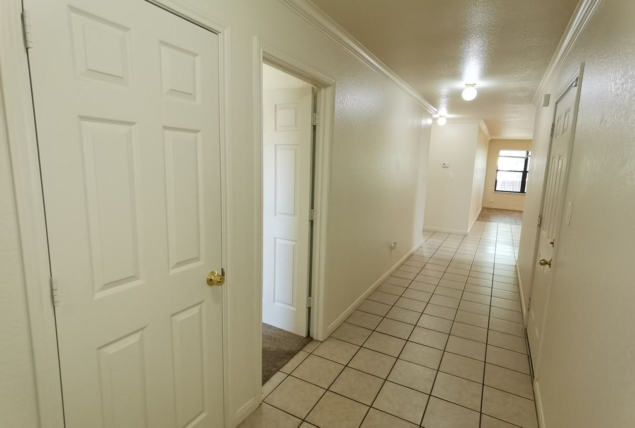 1013/1015 Boling Brook - Photo 2 of 32