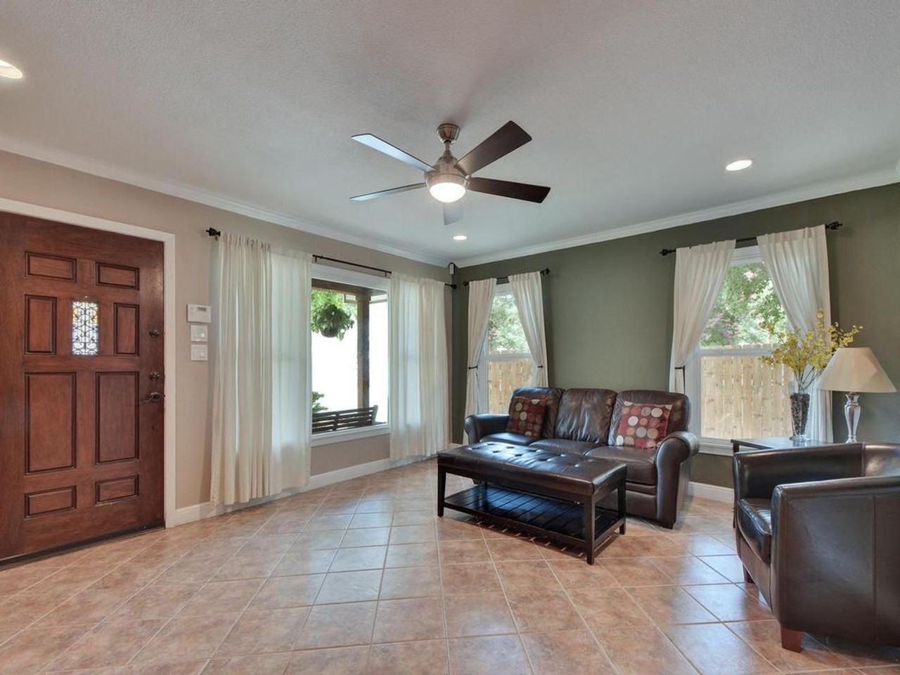 610 West North Loop Boulevard - Photo 7 of 32