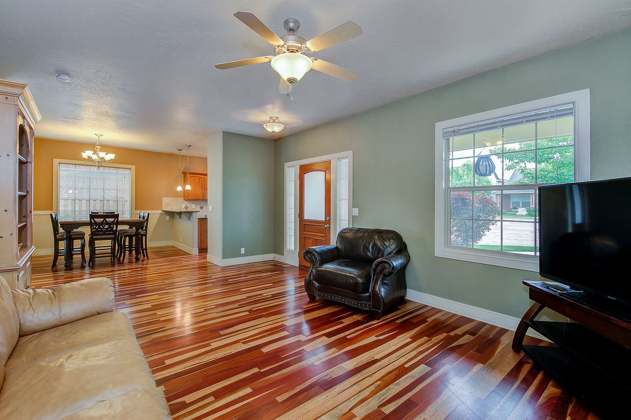 12733 N 11th Ave - Photo 4 of 31