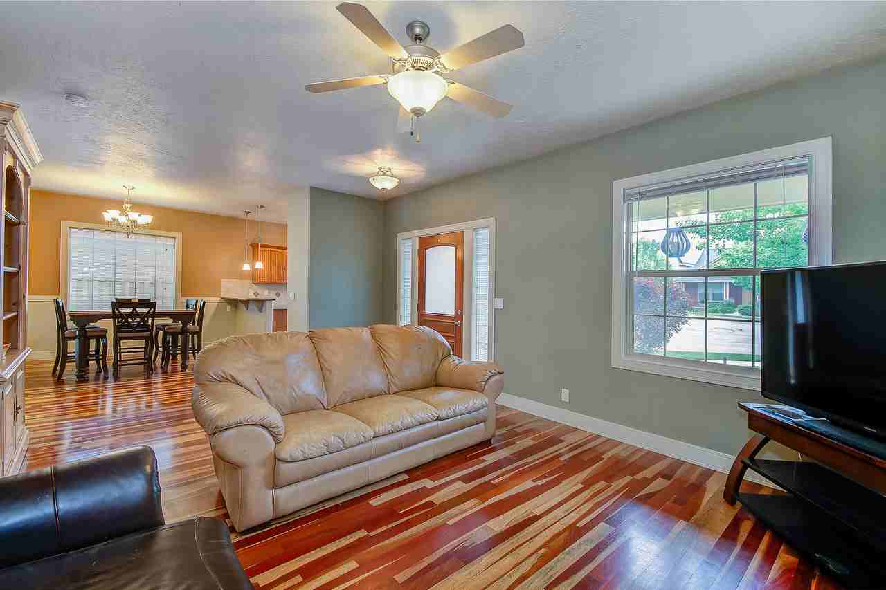 12733 N 11th Ave - Photo 5 of 31