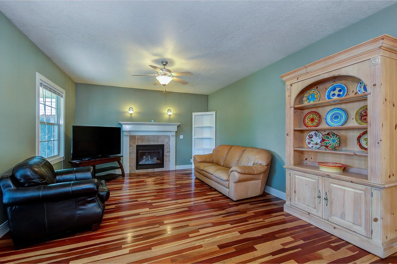 12733 N 11th Ave - Photo 7 of 31