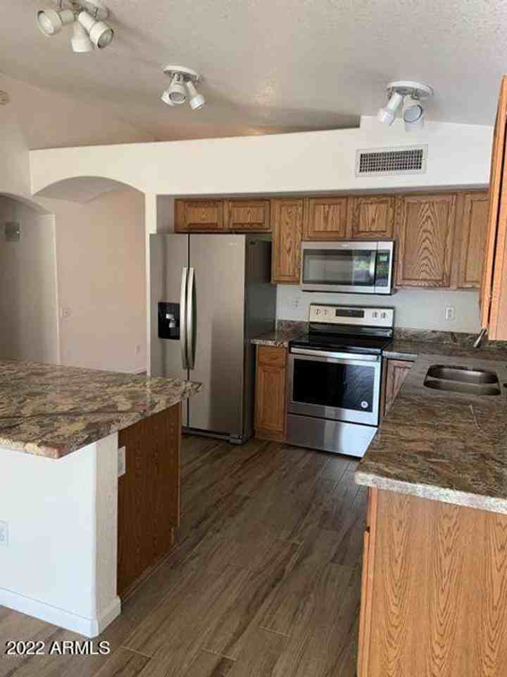 18207 N 5th Ave - Photo 7 of 22
