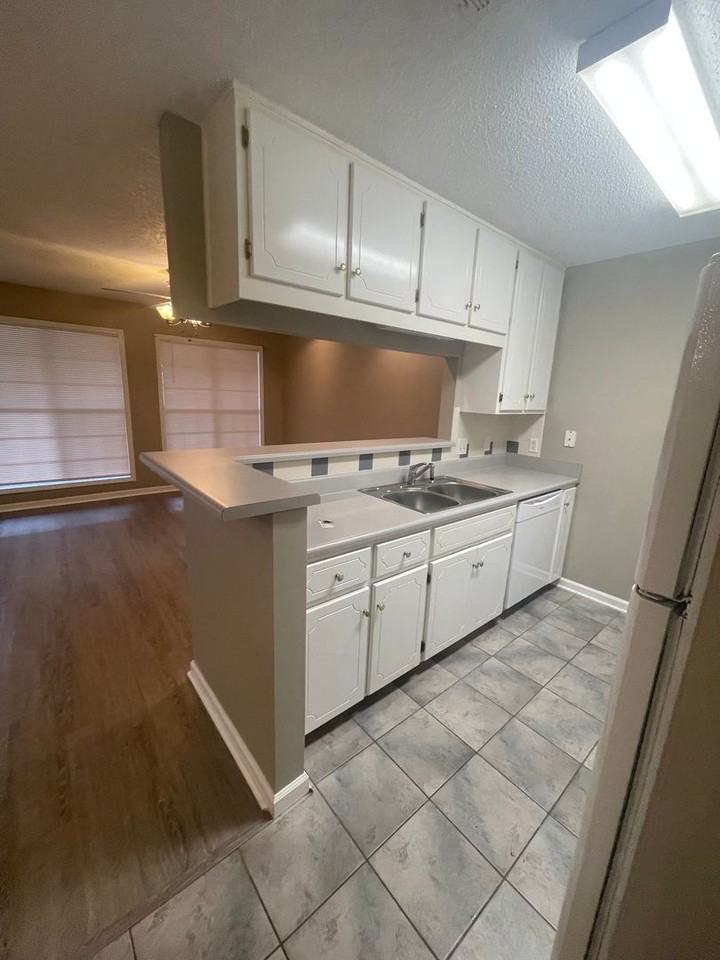 212 Foxchase Ln - Photo 2 of 13