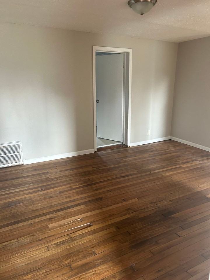 22621 Felch St - Photo 2 of 14