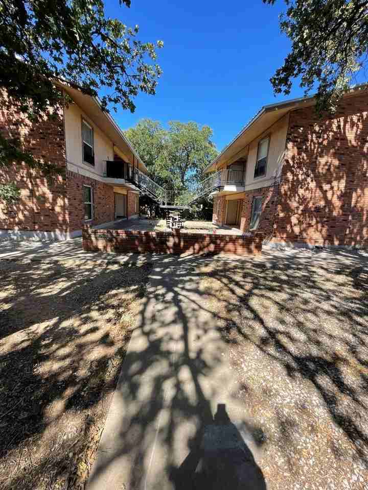 210 N Vandeveer St - Photo 3 of 9