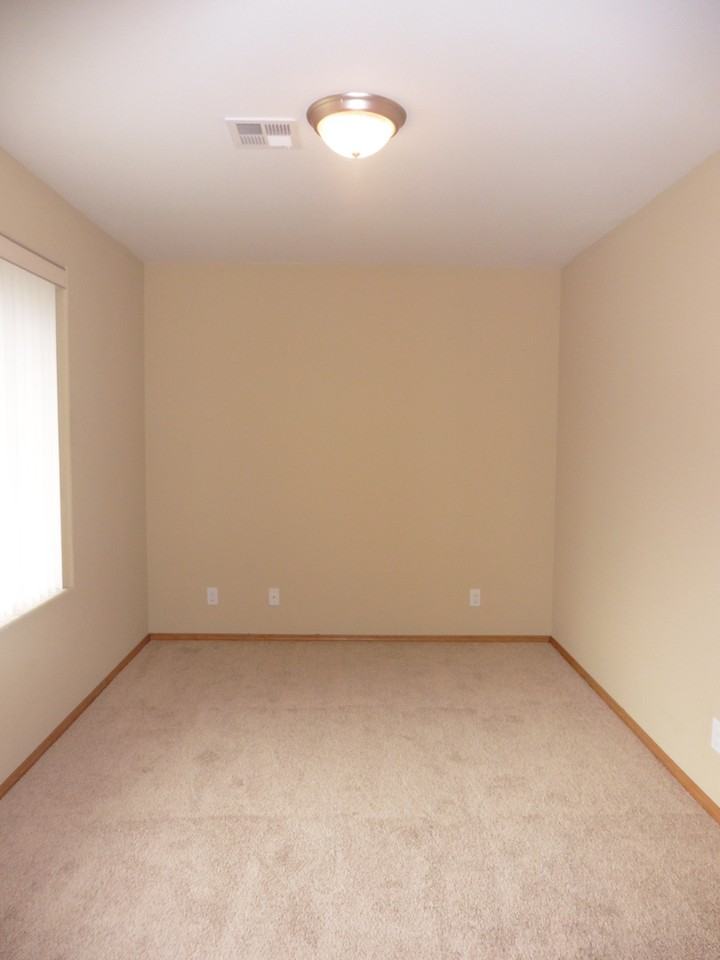 667 Ne Denver St - Photo 2 of 8