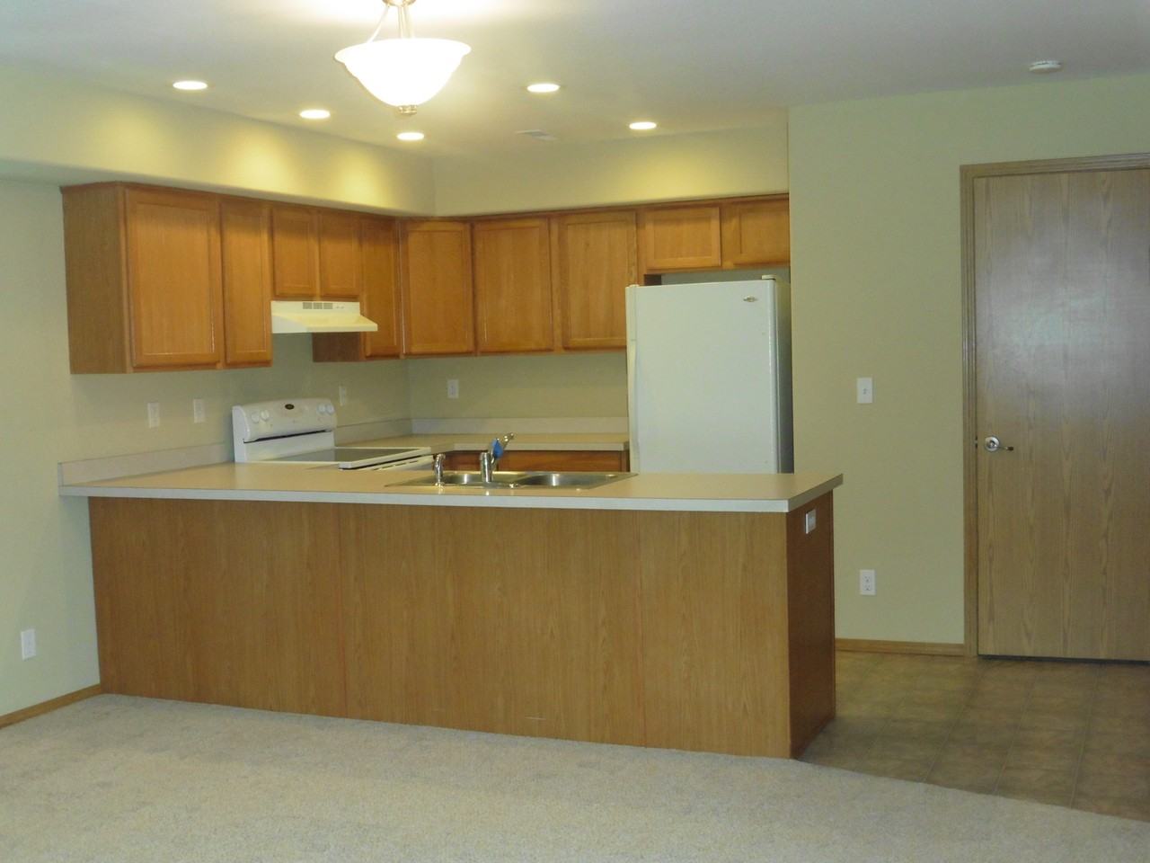 667 Ne Denver St - Photo 3 of 8