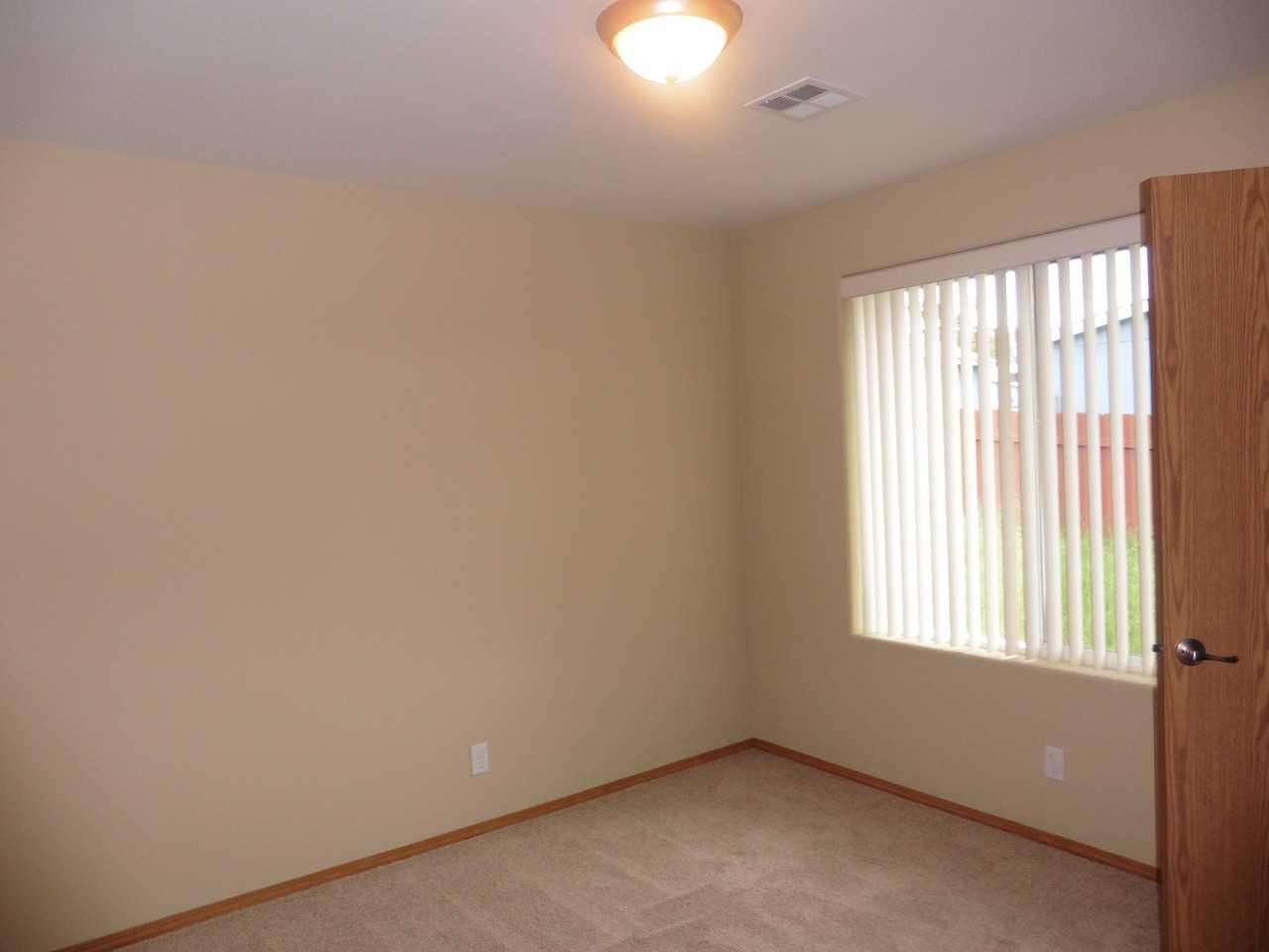 667 Ne Denver St - Photo 5 of 8