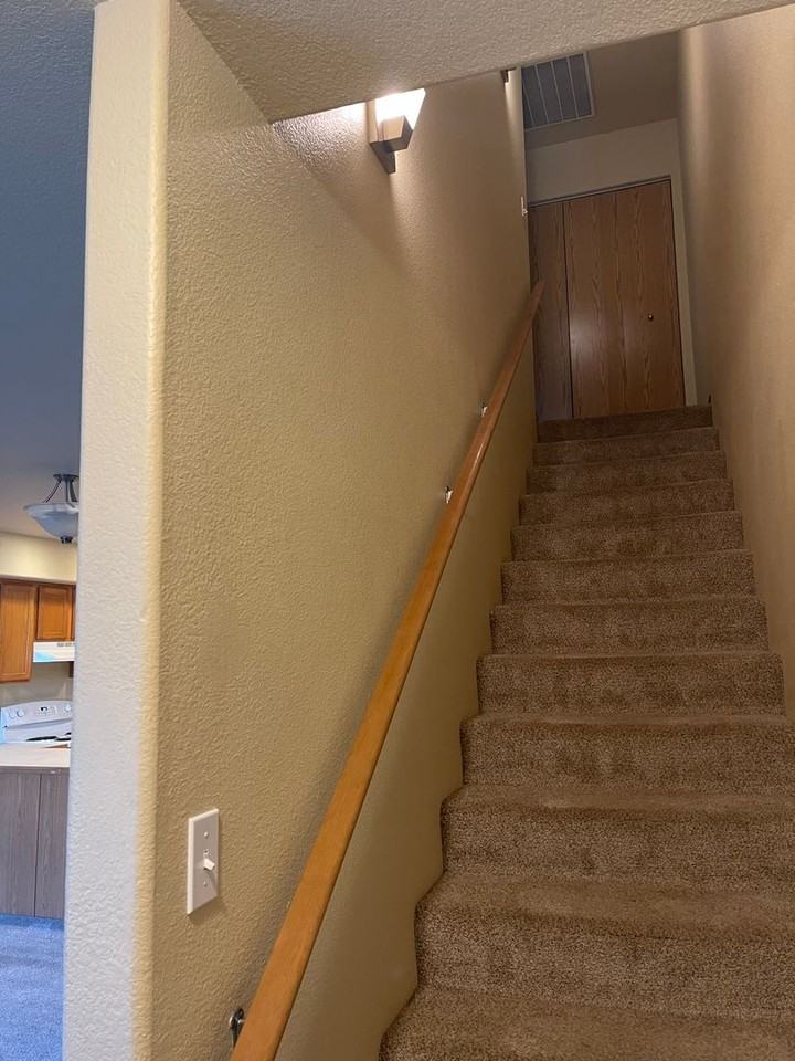 667 Ne Denver St - Photo 7 of 8