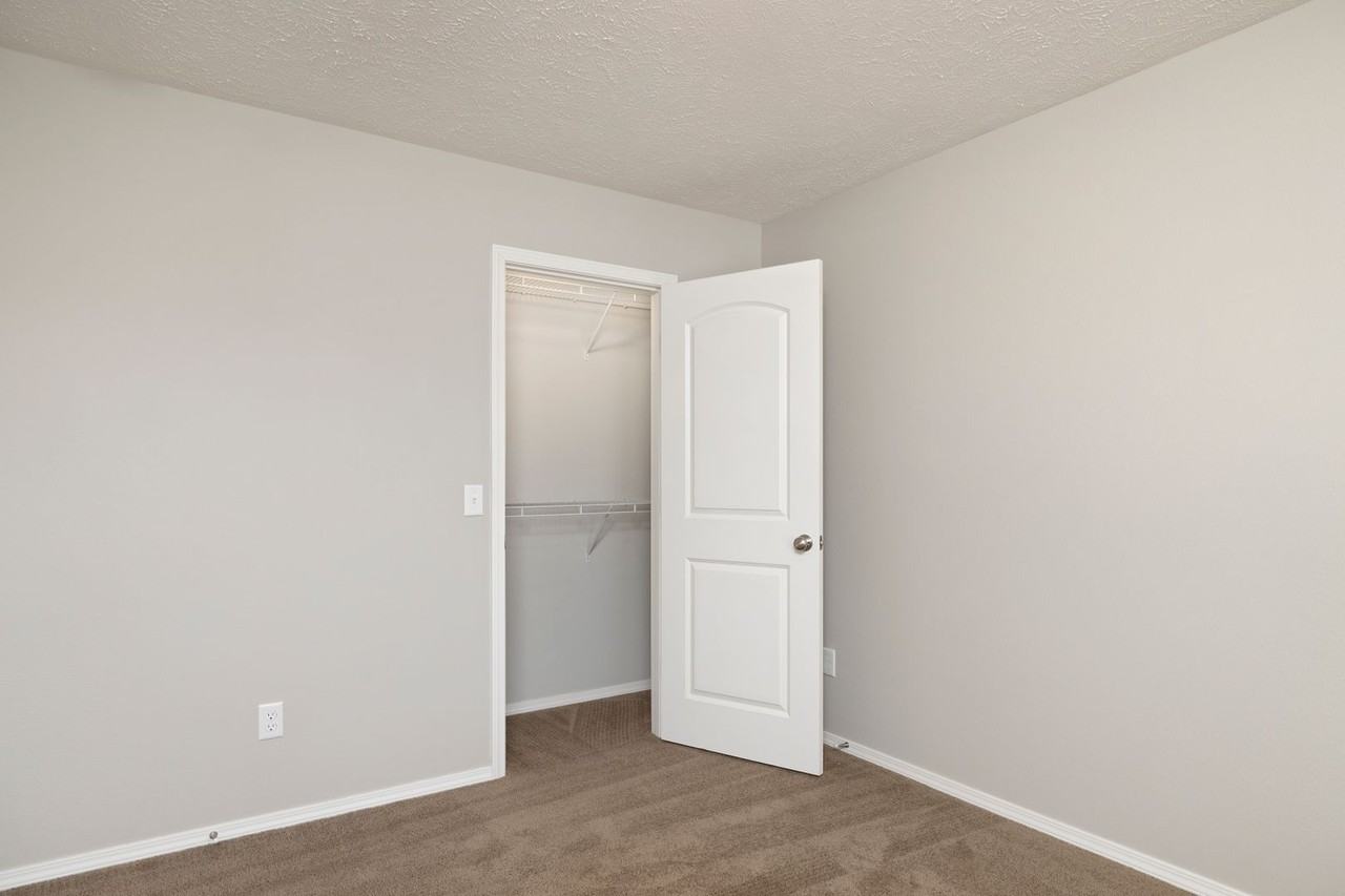 552 W Danielle St - Photo 2 of 19