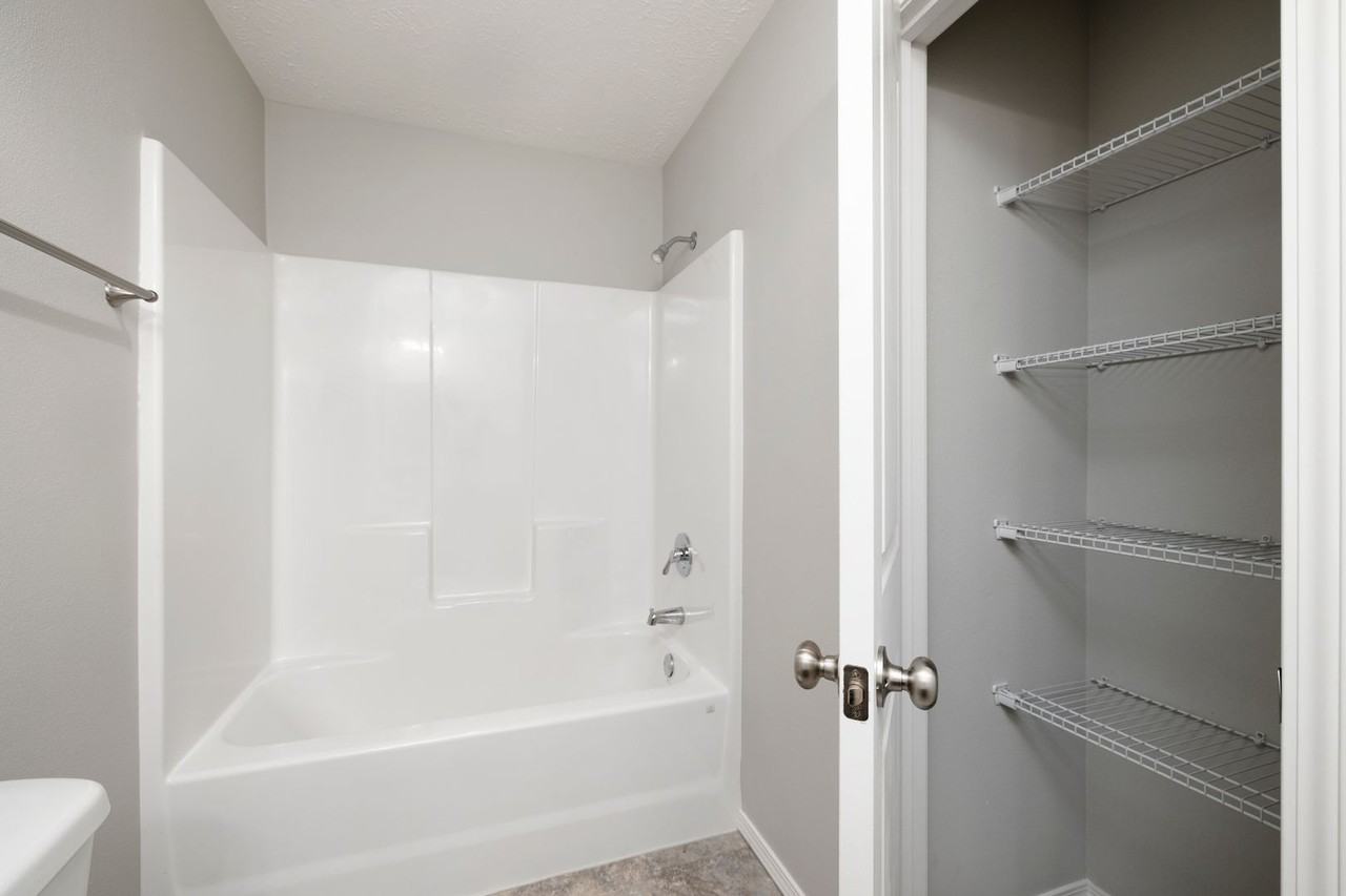 552 W Danielle St - Photo 4 of 19