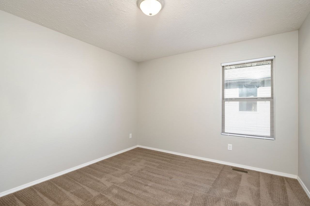 552 W Danielle St - Photo 6 of 19