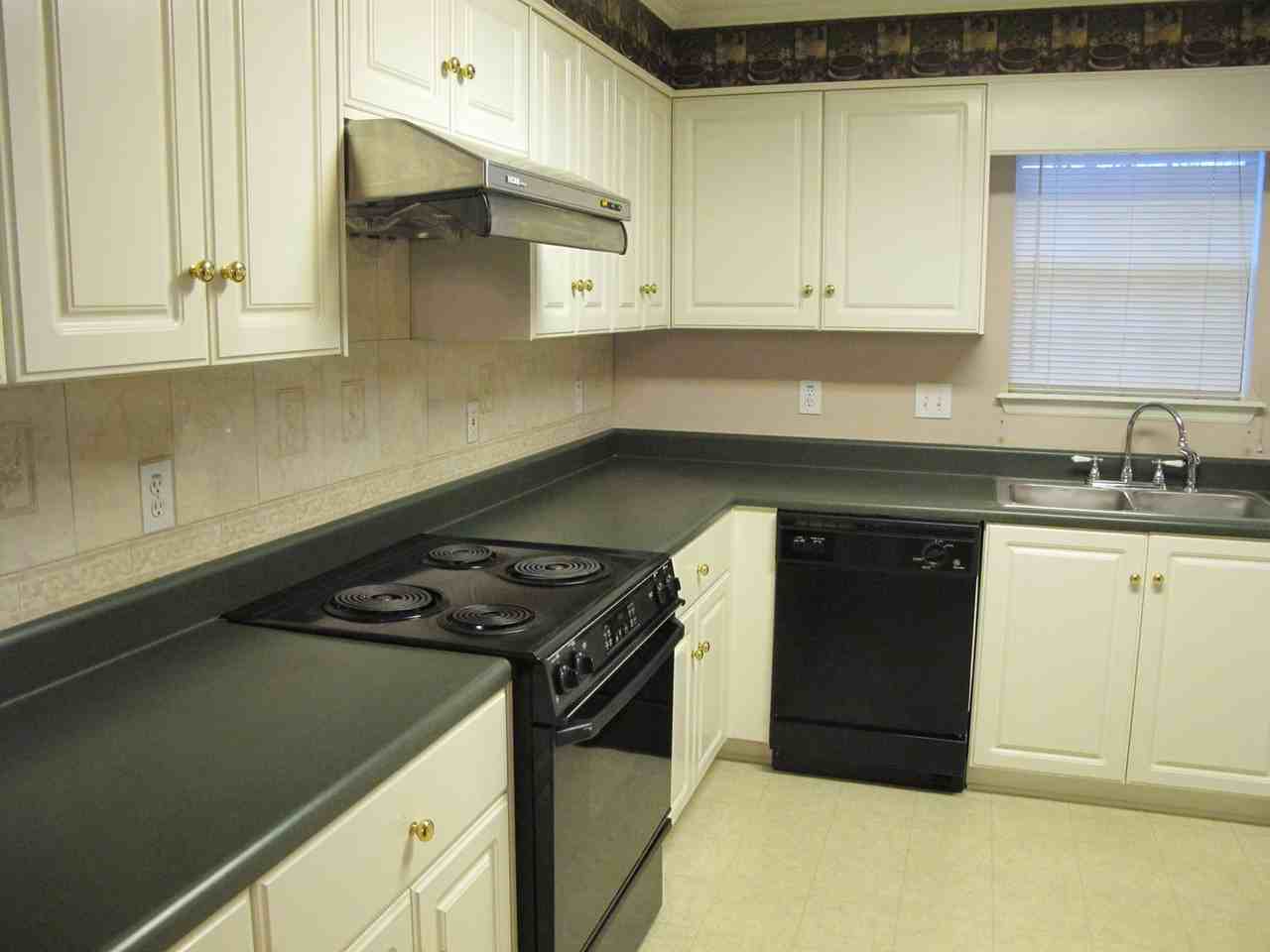 600 Surrey Ln - Photo 5 of 31