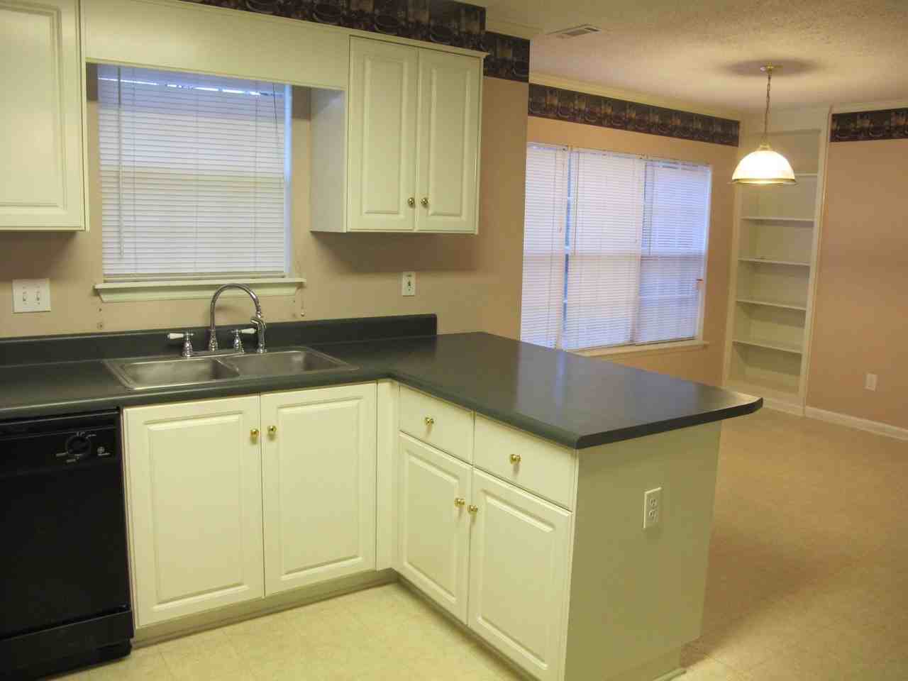 600 Surrey Ln - Photo 6 of 31