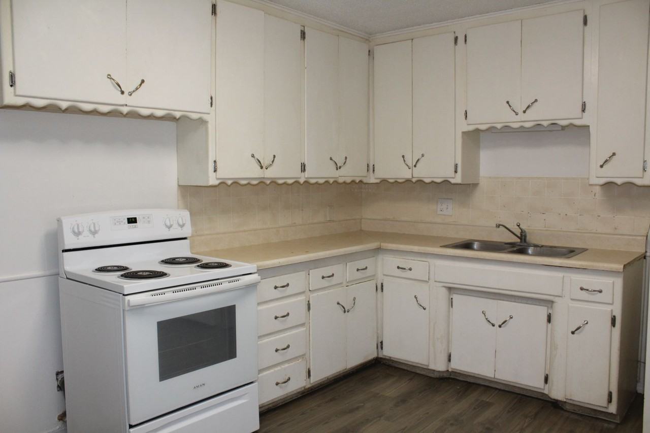 3800 Woodside Dr - Photo 5 of 12
