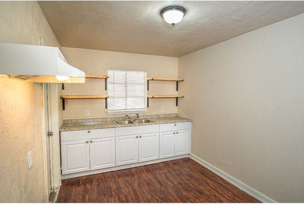 1003 Poinsettia - Photo 2 of 19