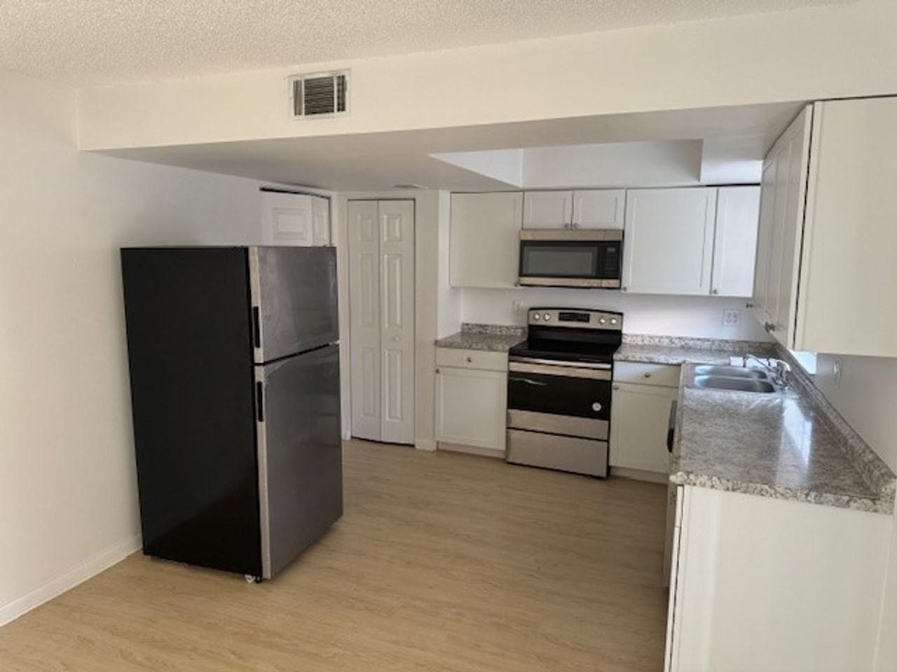 2260 W New Haven Ave - Photo 3 of 16