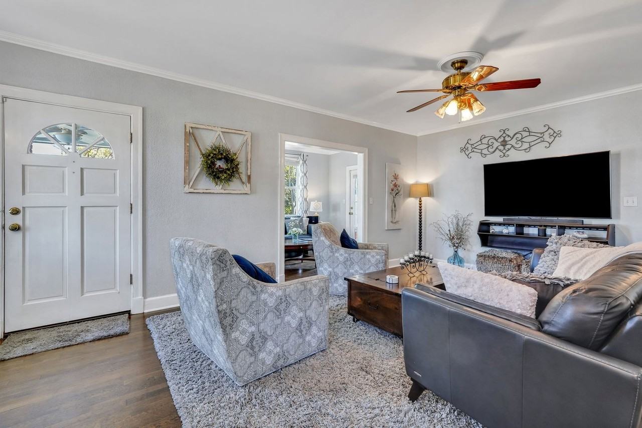 435 E 51st St - Photo 4 of 50