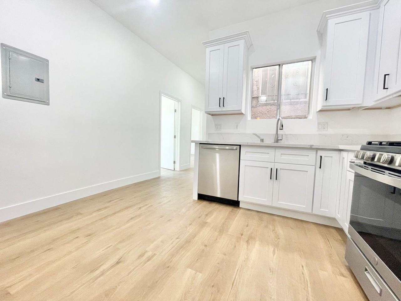2157 W Washington Blvd Unit 2 - Photo 3 of 7