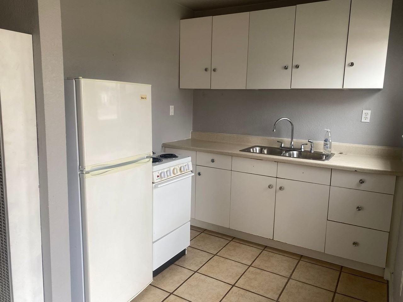 205 College Dr - Photo 2 of 10