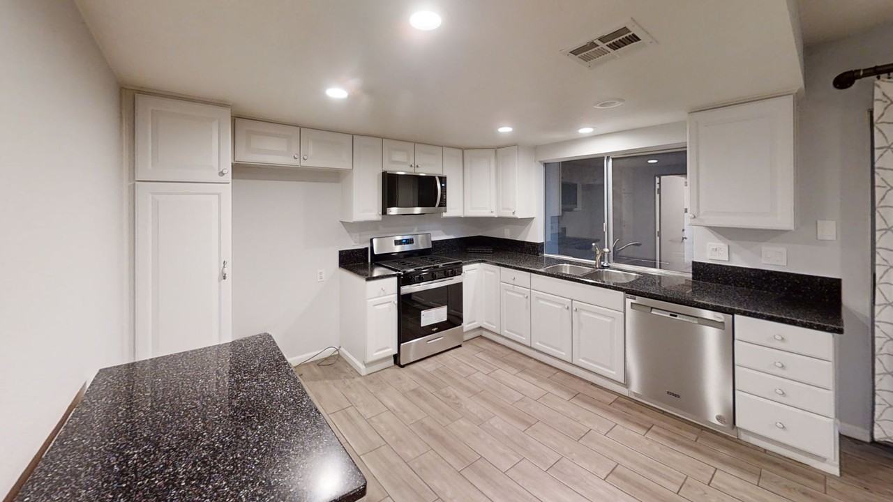 1091 Ardmore Cir - Photo 4 of 24