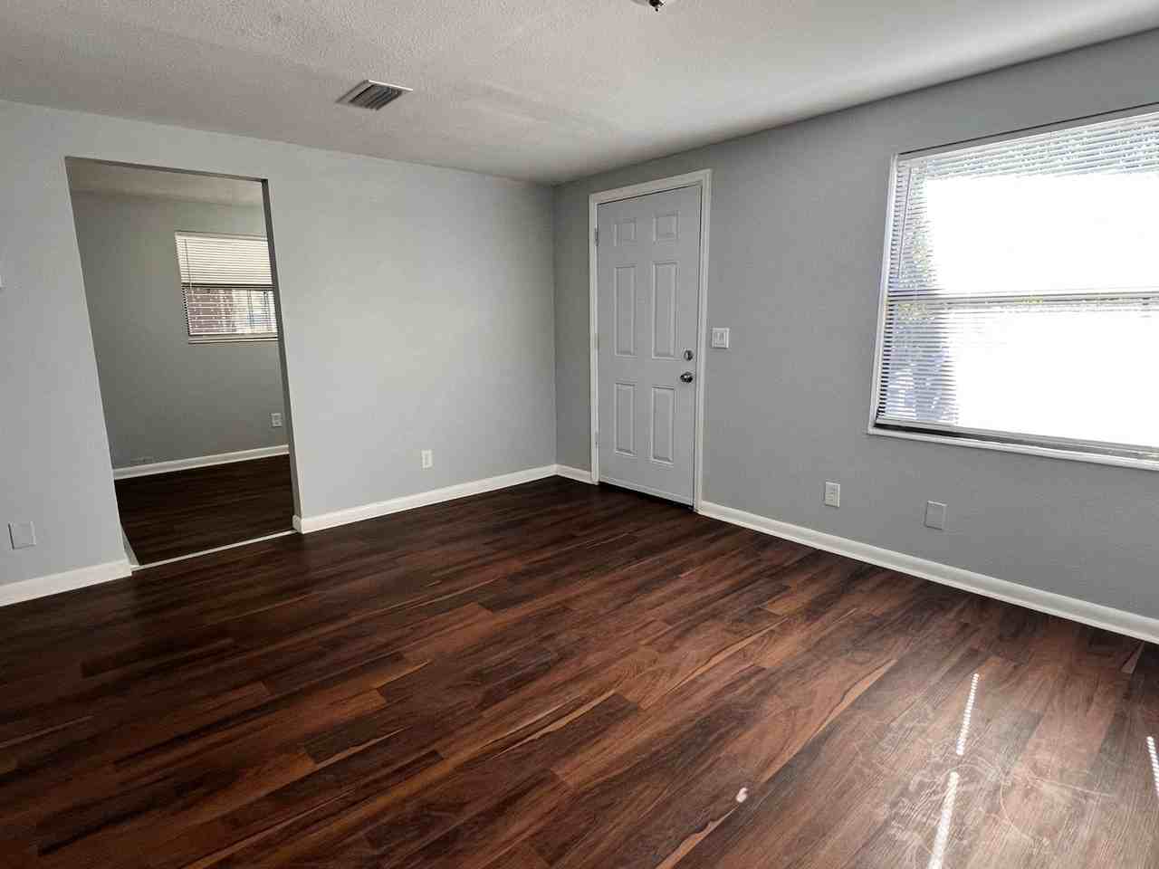 2517 W 30th St - Photo 3 of 19