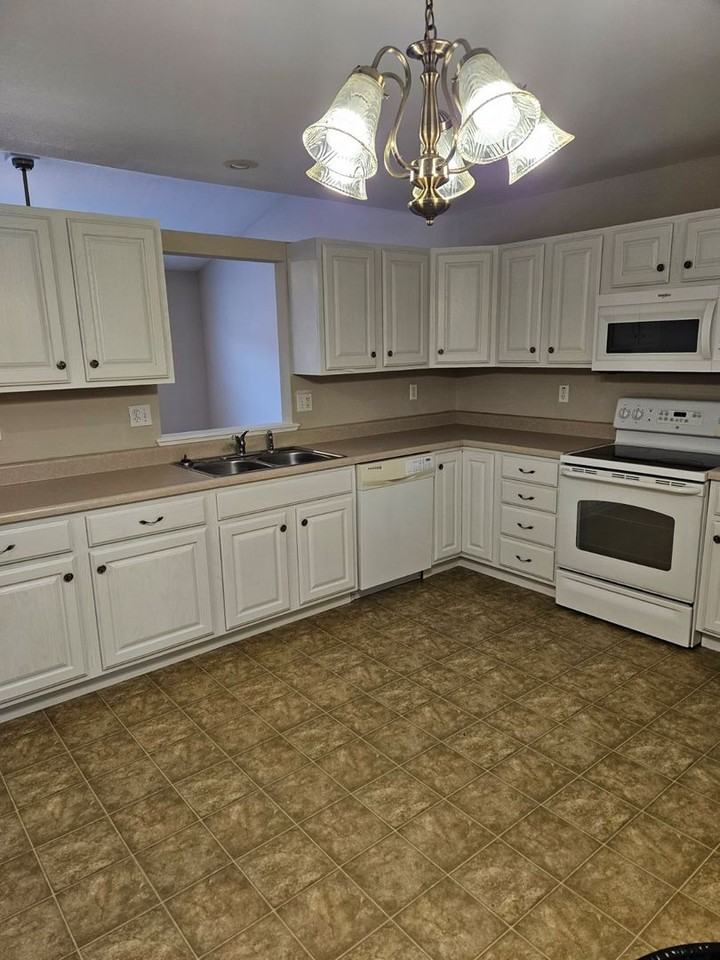 1862 Black Oak Dr - Photo 3 of 18
