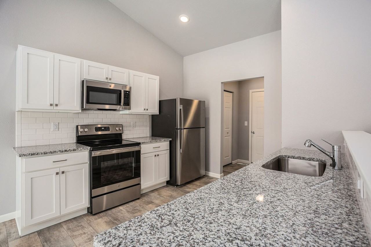 10050 Pennridge Dr - Photo 2 of 16