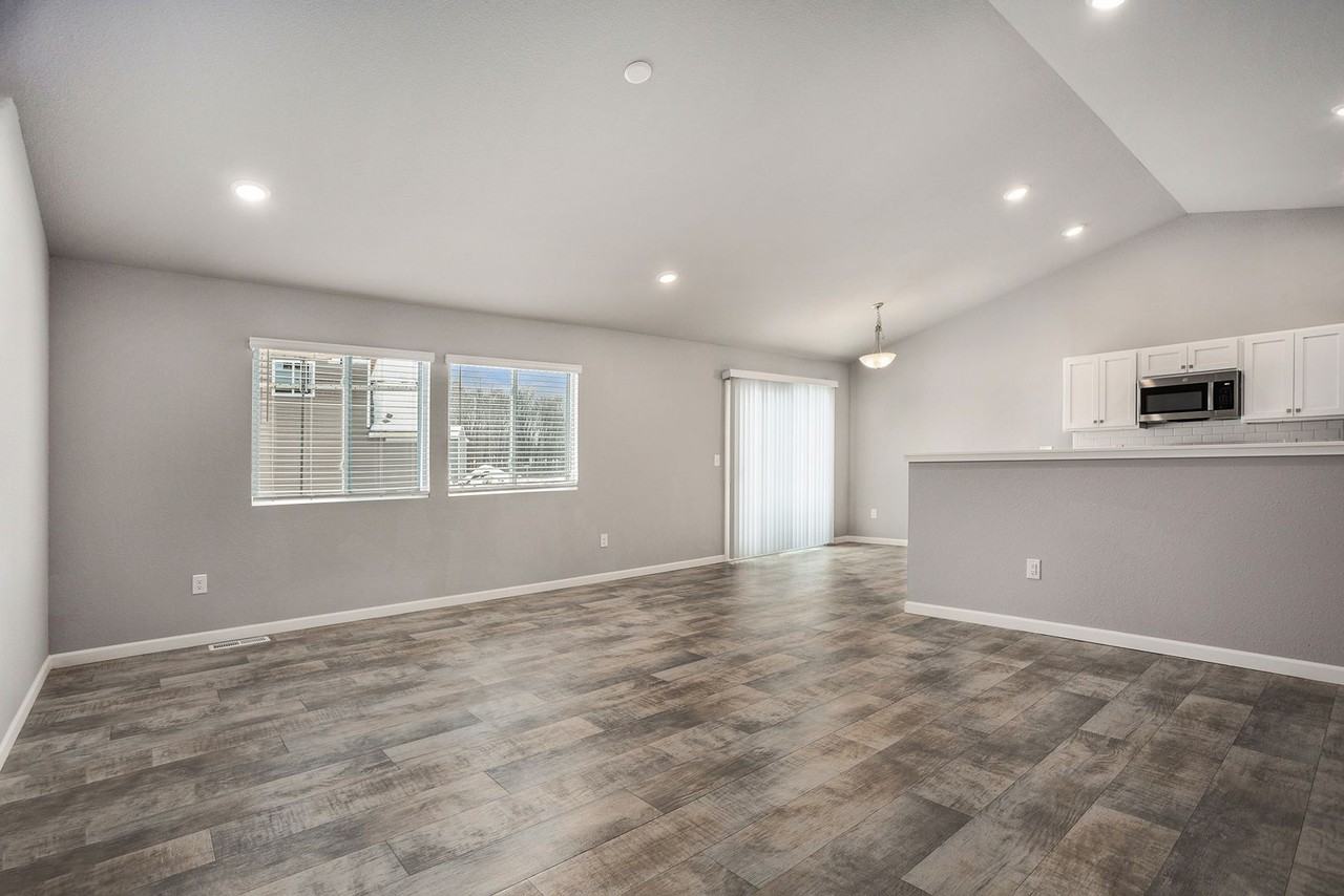 10050 Pennridge Dr - Photo 3 of 16