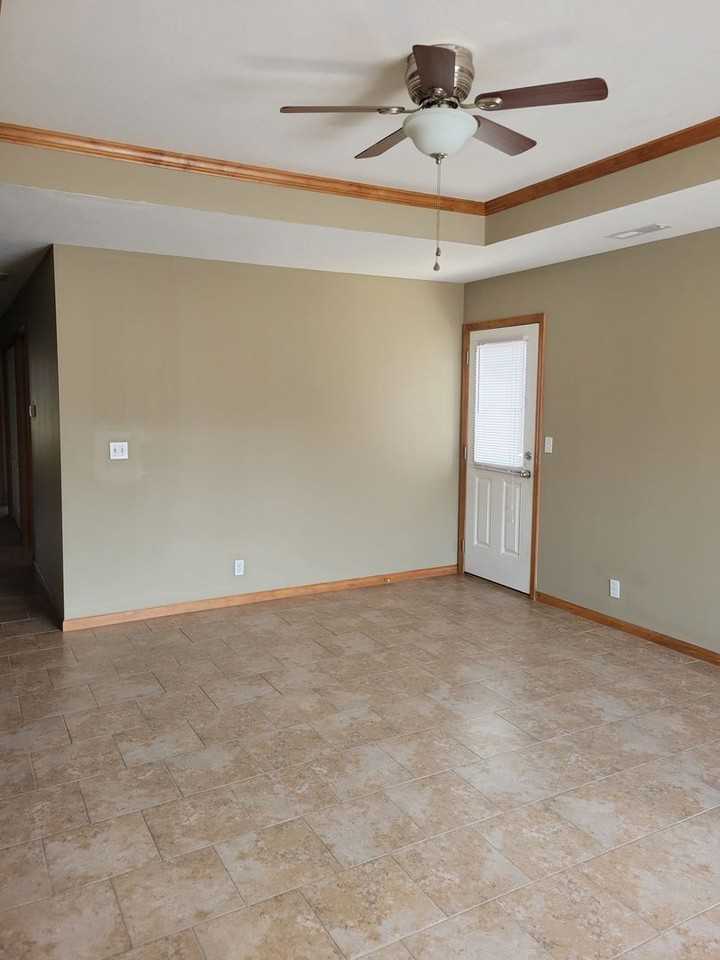 1112 Kimmy Ln Apt A - Photo 2 of 11