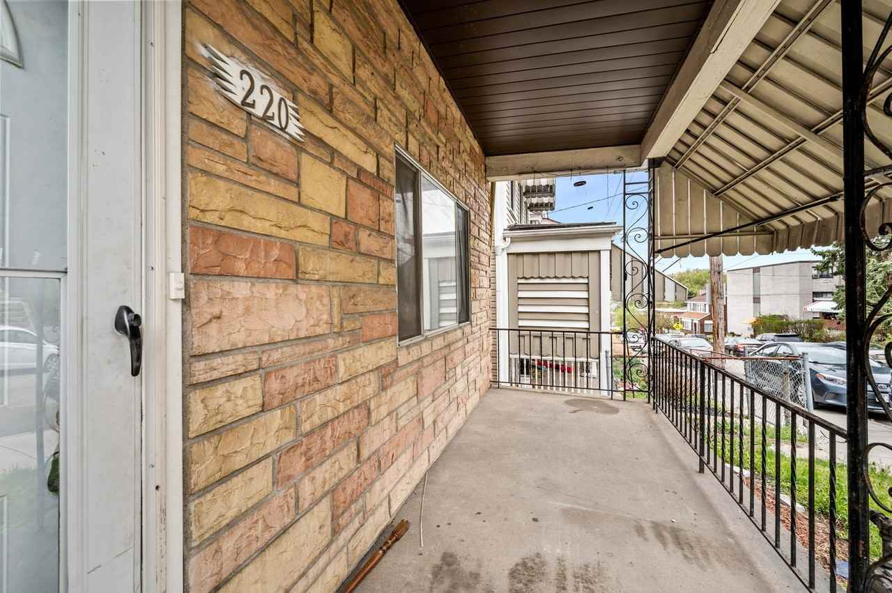 220 Robinson St - Photo 2 of 29