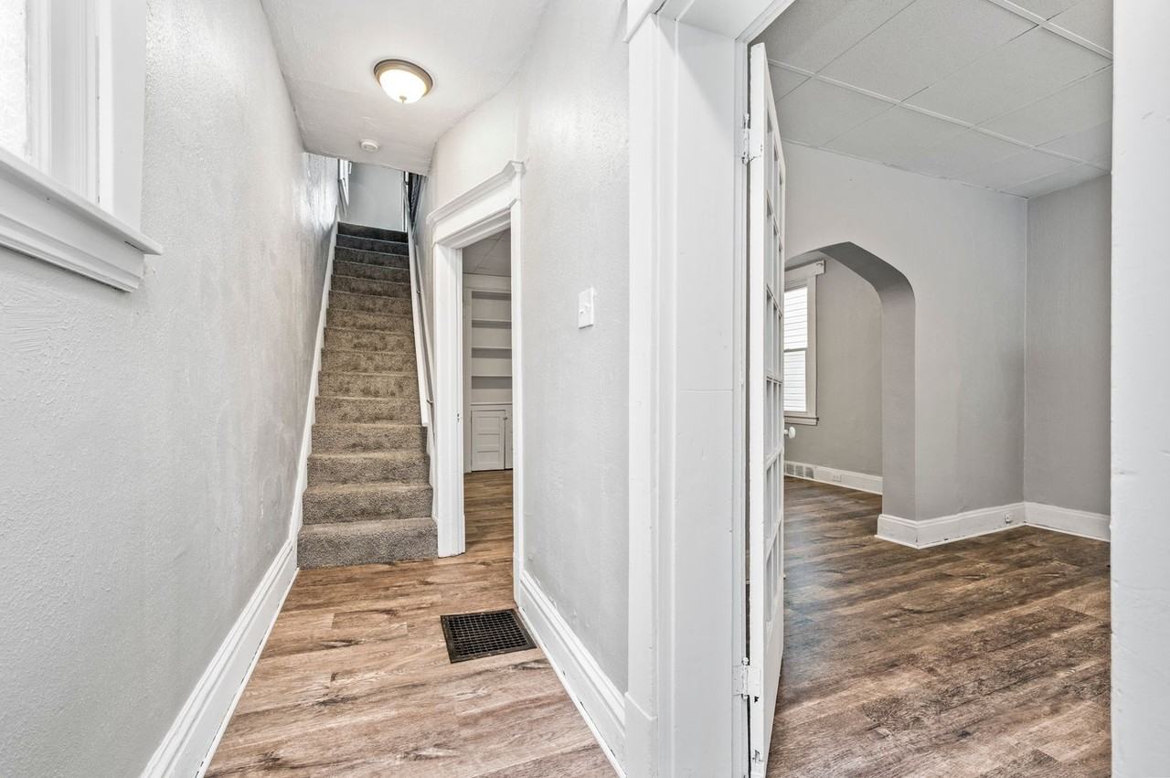 220 Robinson St - Photo 3 of 29